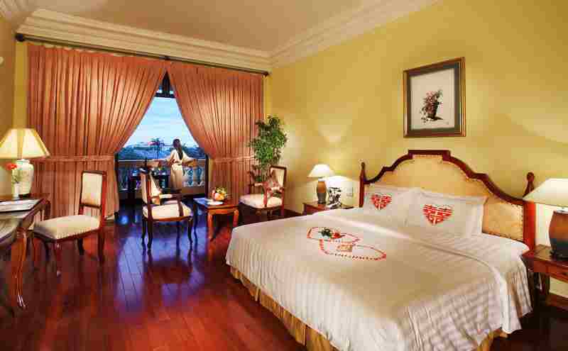 3-ly-do-ban-can-nang-cap-website-khach-san-thuong-xuyen