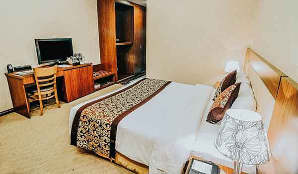 thiet-ke-website-khach-san-resort-o-thanh-pho-phu-ly