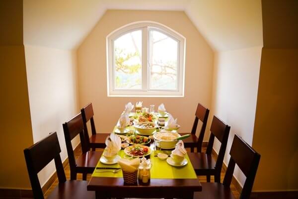 top-3-resort-da-lat-co-view-ho-tuyet-dep