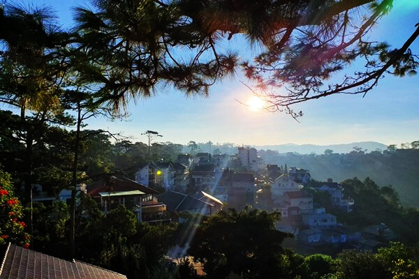 top-3-resort-da-lat-co-view-ho-tuyet-dep